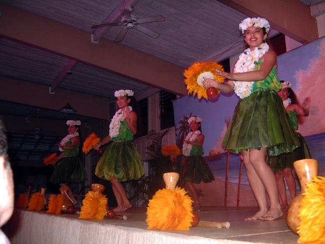 2003/05(May)/03(Hawaii)/Luau/640x480_2003-05-20-42.JPG