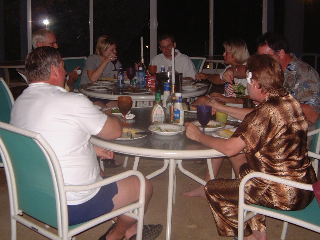2003/05(May)/03(Hawaii)/Pahio-Princeville/1024x768_2003-05-19-6-Pahio-Pool-Dinner.JPG