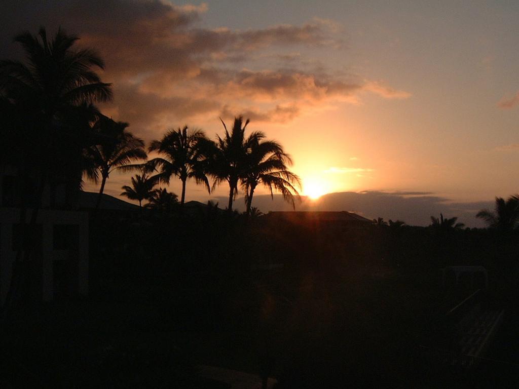 2003/05(May)/03(Hawaii)/Poipu-Hyatt/1024x768_2003-05-25-11-Hyatt-Sunrise.JPG