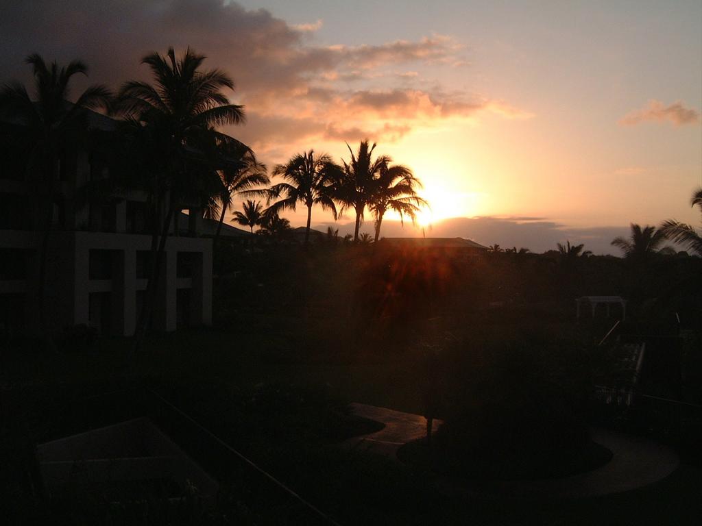 2003/05(May)/03(Hawaii)/Poipu-Hyatt/1024x768_2003-05-25-12-Hyatt-Sunrise.JPG