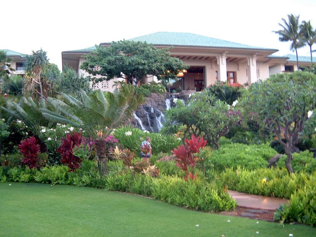 2003/05(May)/03(Hawaii)/Poipu-Hyatt/1024x768_2003-05-25-39-Hyatt-Grounds.JPG