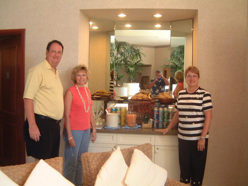 2003/05(May)/03(Hawaii)/Poipu-Hyatt/1024x768_2003-05-25-61-Regency-Club.JPG