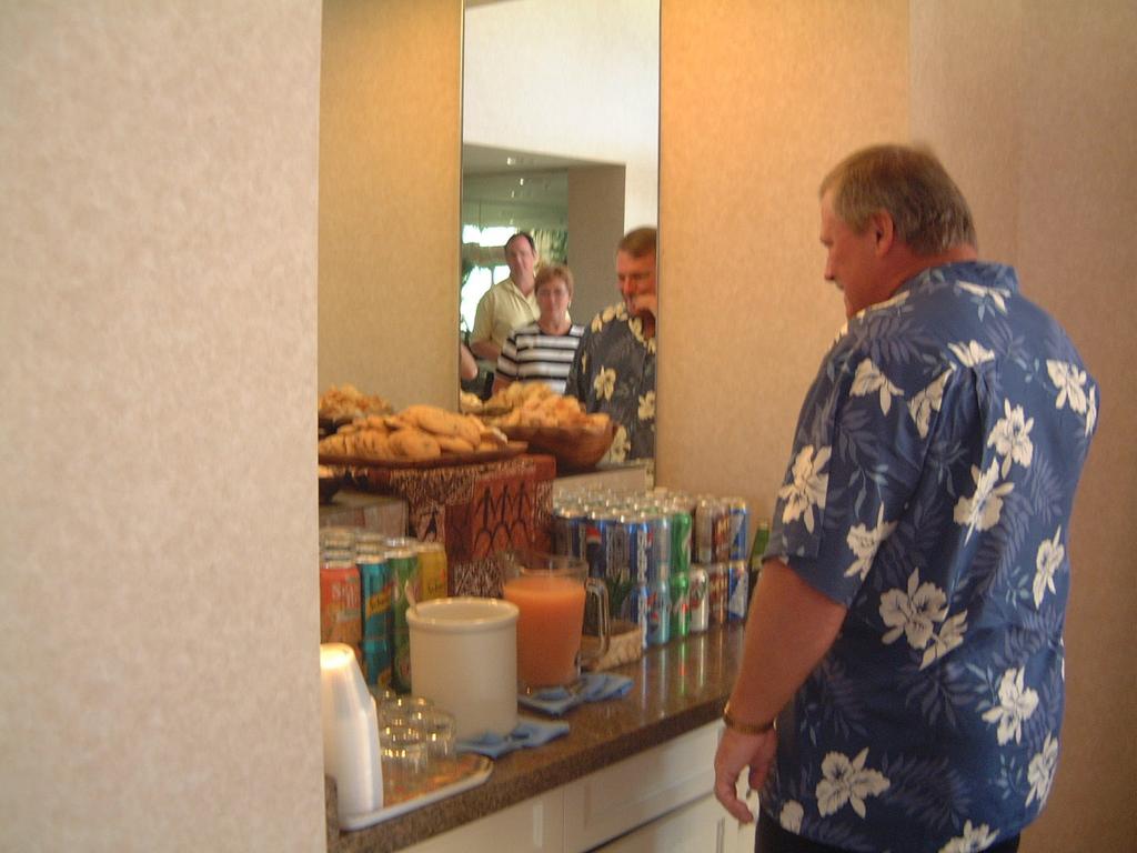 2003/05(May)/03(Hawaii)/Poipu-Hyatt/1024x768_2003-05-25-62-Regency-Club.JPG