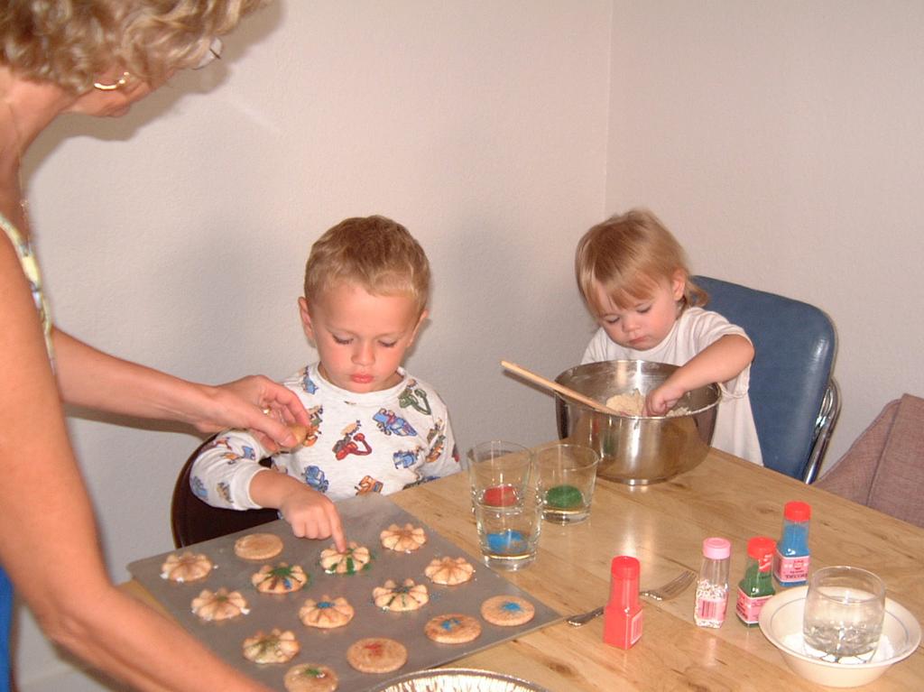 2003/08(Aug)/1(Cookies)/1024x768_2003-08-02-7-Cookie-Fun.JPG