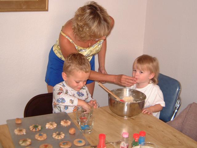 2003/08(Aug)/1(Cookies)/640x480_2003-08-02-3-Cookie-Fun.JPG