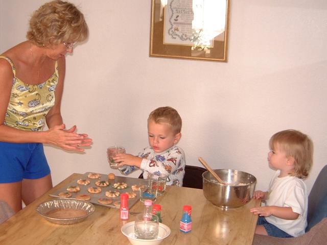 2003/08(Aug)/1(Cookies)/640x480_2003-08-02-5-Cookie-Fun.JPG