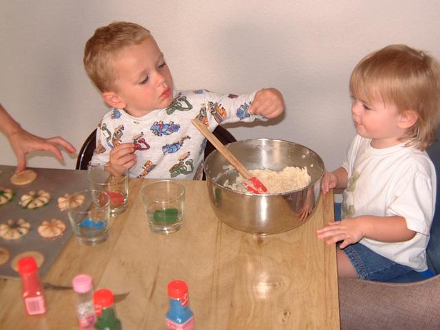 2003/08(Aug)/1(Cookies)/640x480_2003-08-02-6-Cookie-Fun.JPG
