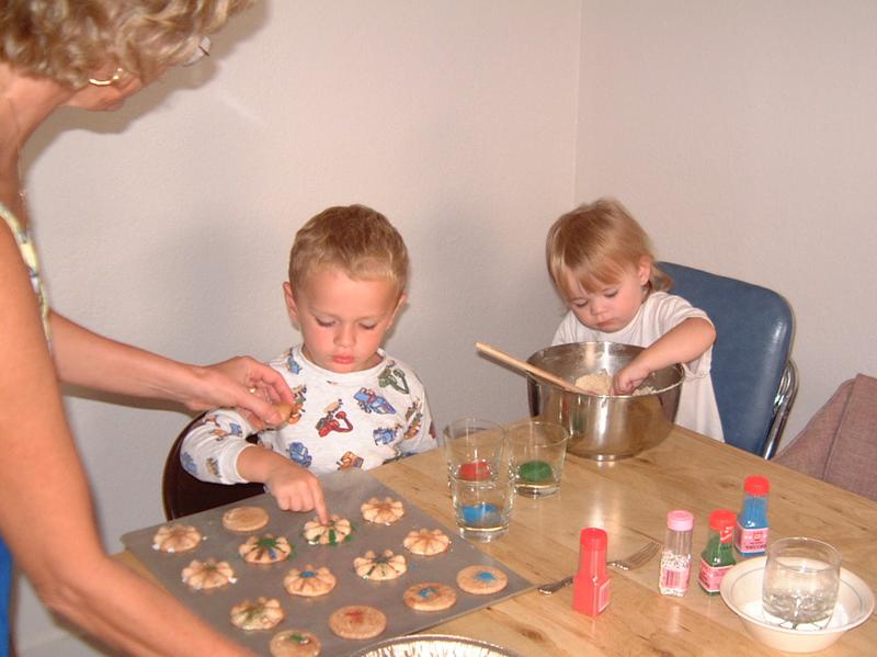 2003/08(Aug)/1(Cookies)/800x600_2003-08-02-7-Cookie-Fun.JPG