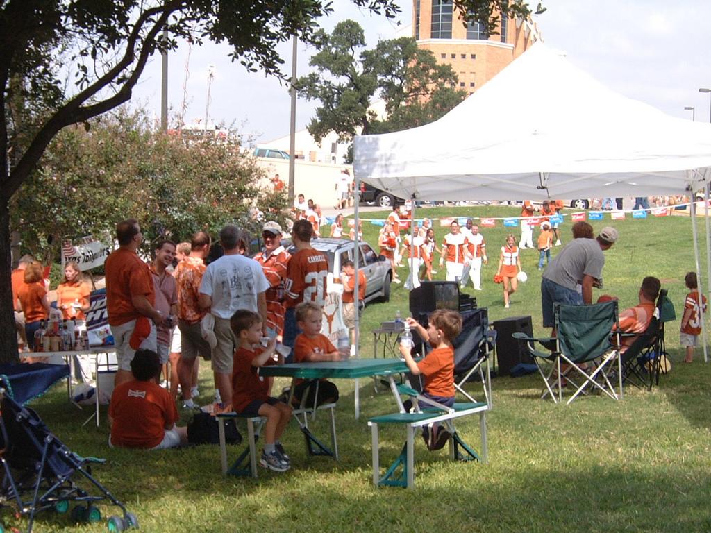 2003/10(Oct)/01(KState-UT)/1024x768_2003-10-04-03-Tailgate.JPG