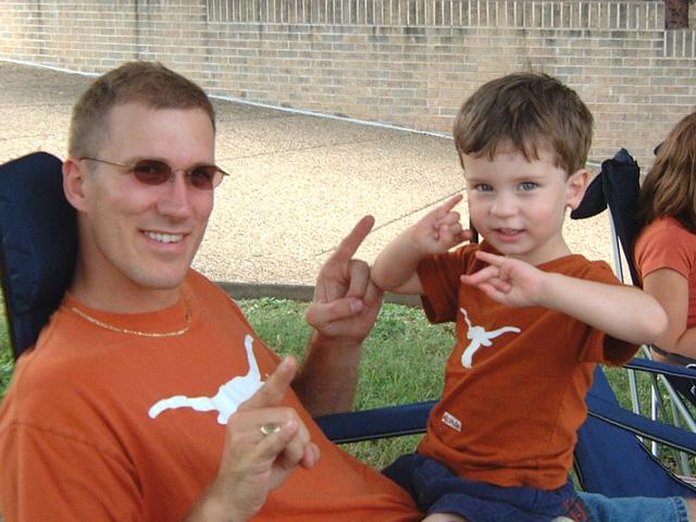 2003/10(Oct)/01(KState-UT)/640x480_2003-10-04-06-Tailgate.JPG