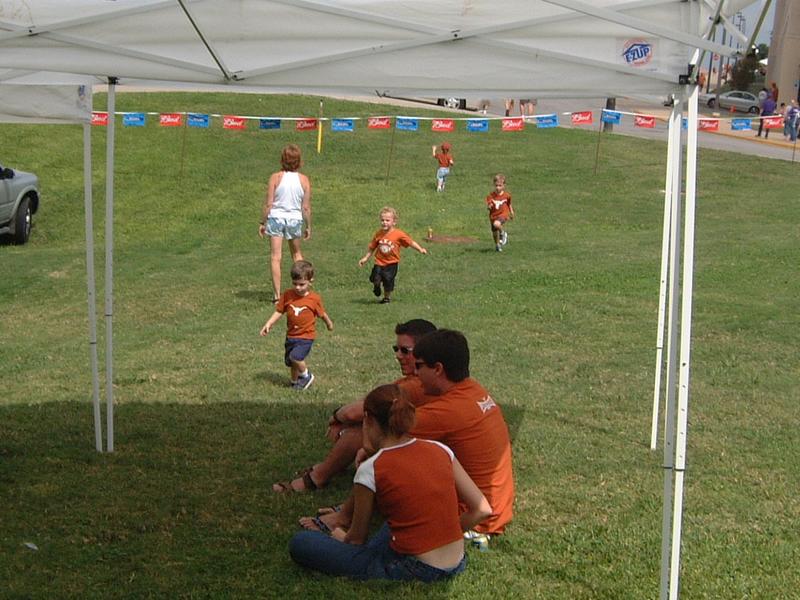 2003/10(Oct)/01(KState-UT)/800x600_2003-10-04-02-Tailgate.jpg