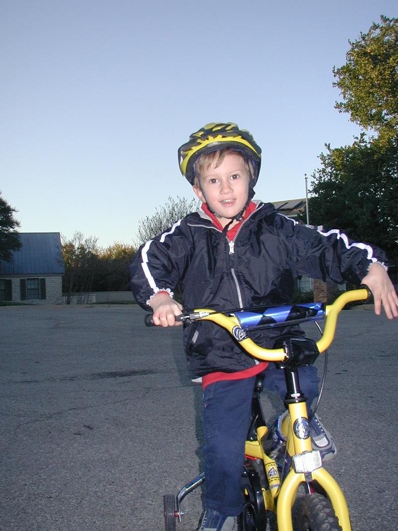 2003/11(Nov)/Thanksgiving/2003-11-27-Thanksgiving-16-bikes-Chance.jpg