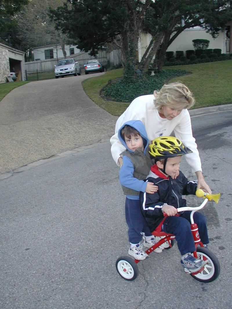 2003-11-27-Thanksgiving-18-bikes-Janeen-Dax-Chance.jpg