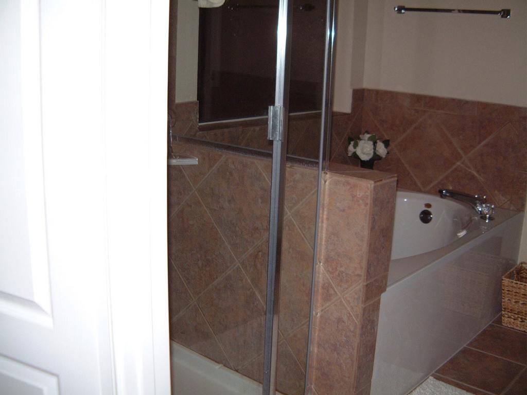 2004/01(Jan)/JUS-KT-NEW-HM/1024x768_2004-01-30-12-JUS-KT-NEW-HM-MASTER-BEDROOM.JPG