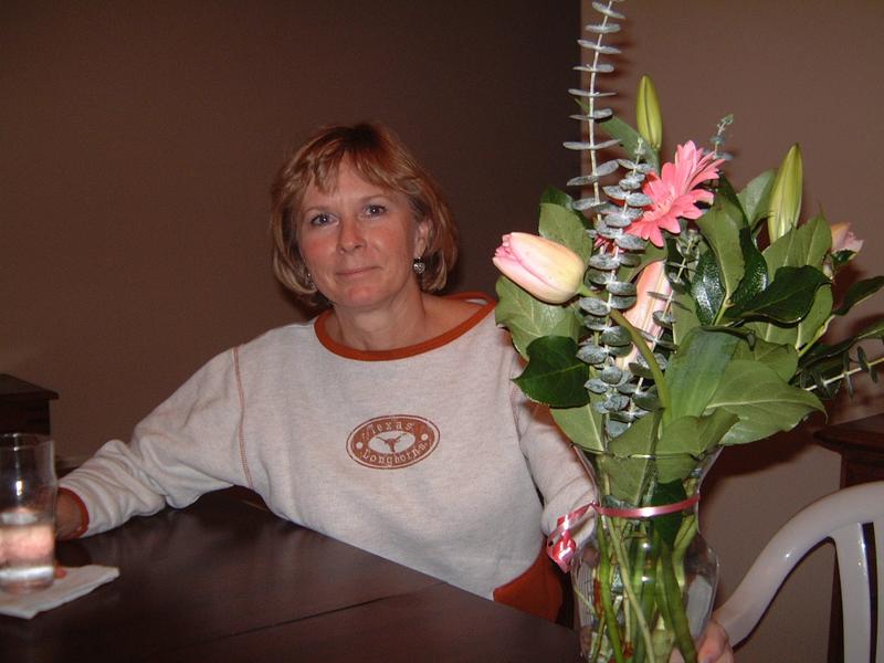 2004/01(Jan)/JUS-KT-NEW-HM/800x600_2004-01-30-20-JUS-KT-NEW-HM-JANEEN-BD-FLOWERS.JPG