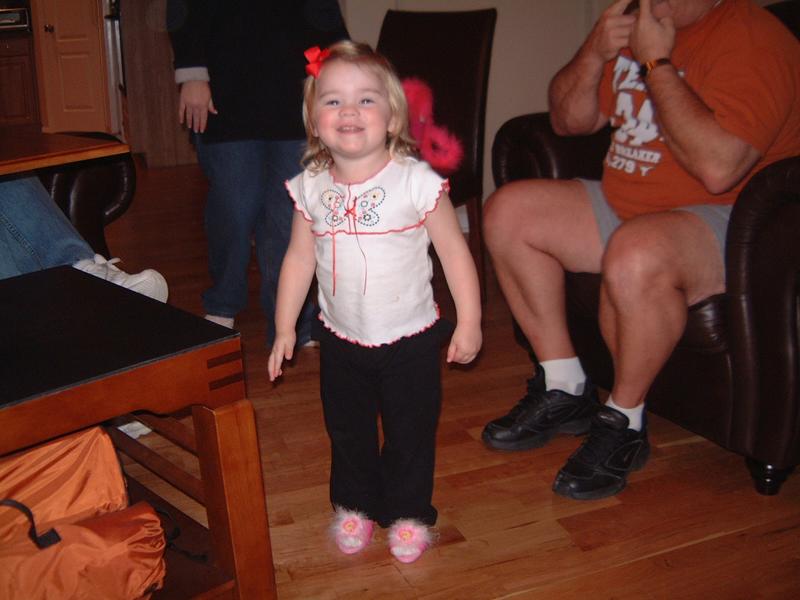 2004/01(Jan)/JUS-KT-NEW-HM/800x600_2004-01-30-26-KYLA-DRES-UP.JPG