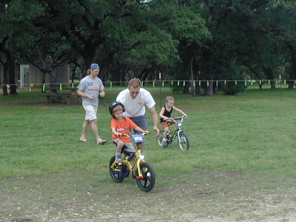 2004/04(Apr)/01(Heathers-BD-picnic)/2004-04-04-Heather-Bday-01-Justin-Vale-Travis-Chance-no-training-wheels.jpg