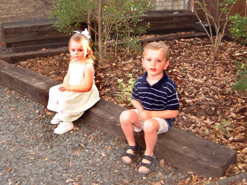 2004/04(Apr)/03(Josh-BD)/800x600_2004-04-26-Josh-28th-BD-02.JPG