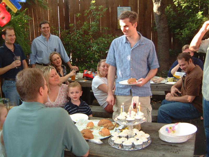 2004/04(Apr)/03(Josh-BD)/800x600_2004-04-26-Josh-28th-BD-11.JPG