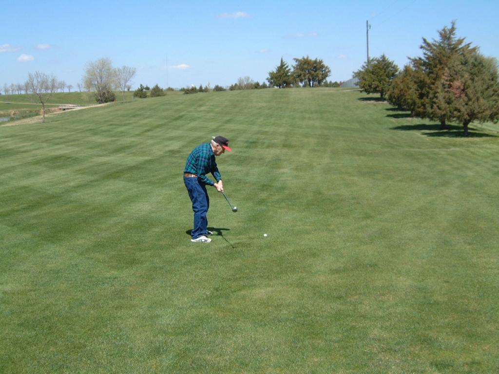 2004/05(May)/01(SD-Misc)/1024x768_2004-05-04-Dad-golf-03.JPG
