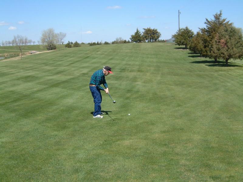 2004/05(May)/01(SD-Misc)/800x600_2004-05-04-Dad-golf-03.JPG