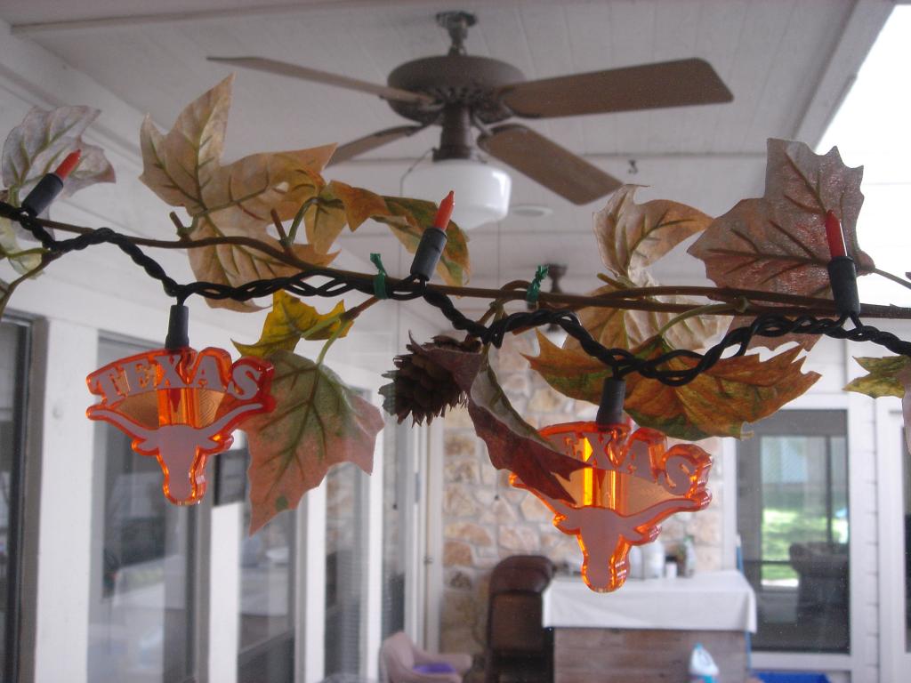2004/10(Oct)/02(Halloween)/1024x768_2004-10-15-Home-Halloween-Decorations-04.JPG