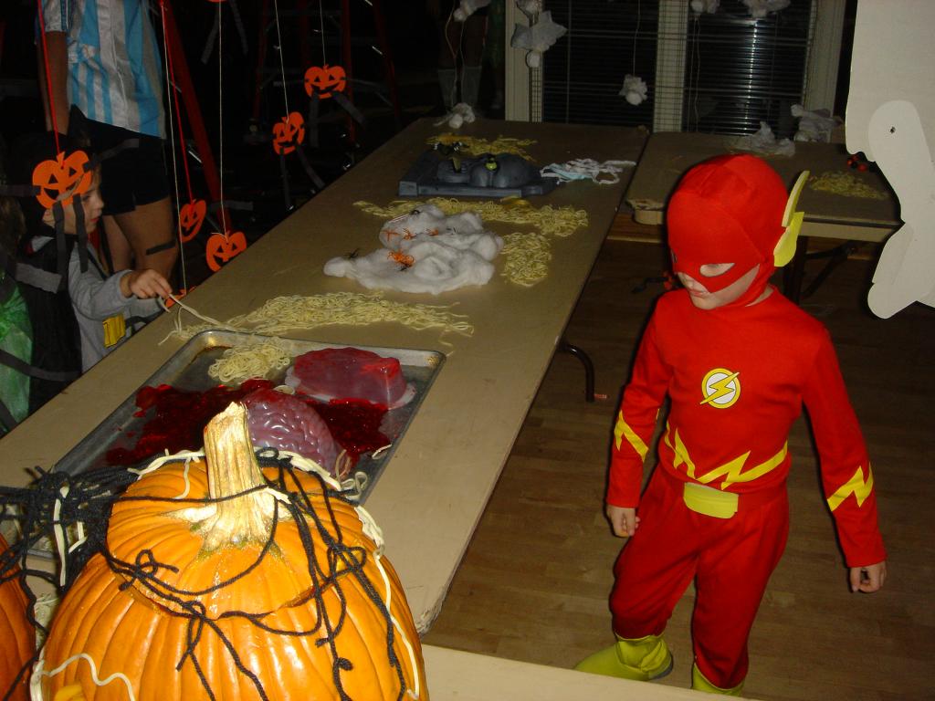 2004-10-30-Lost-Creek-Halloween-Party-15.JPG