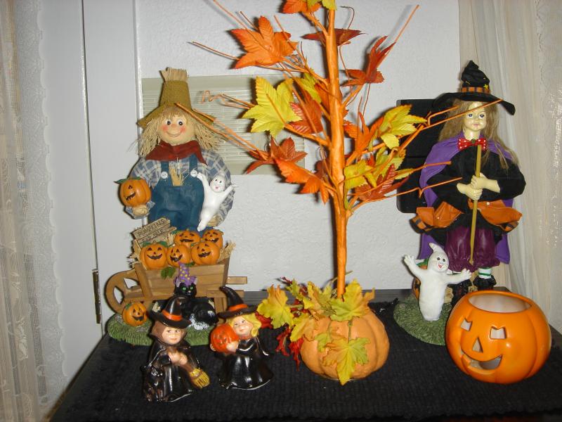 2004/10(Oct)/02(Halloween)/800x600_2004-10-15-Home-Halloween-Decorations-03.JPG