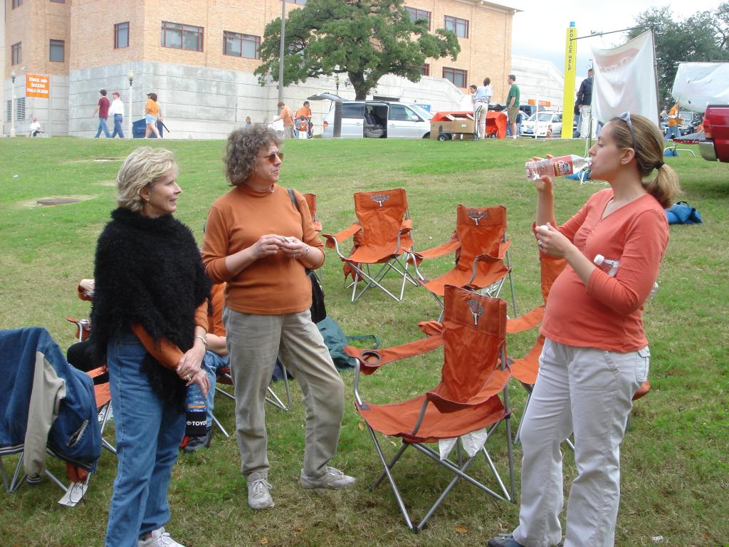 2004/11(Nov)/03(UT-Aggie-Game)/2004-11-26-Tailgating-UT-Aggies-1.JPG