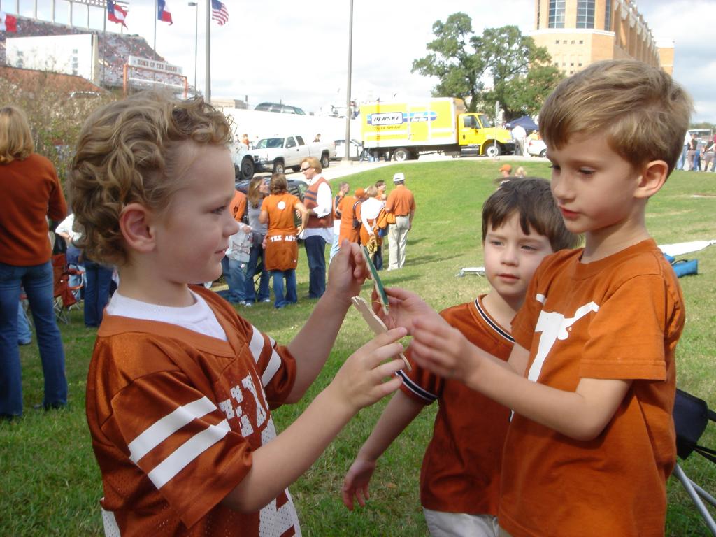 2004/11(Nov)/03(UT-Aggie-Game)/1024x768_2004-11-26-Tailgating-UT-Aggies-13.JPG