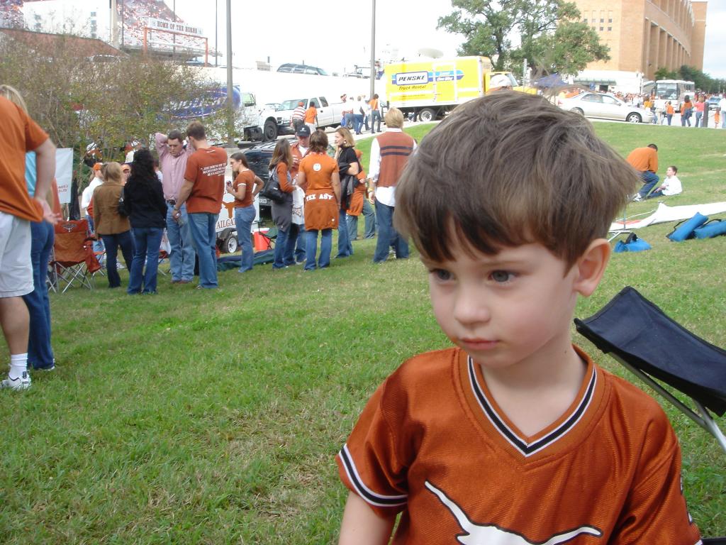 2004/11(Nov)/03(UT-Aggie-Game)/1024x768_2004-11-26-Tailgating-UT-Aggies-16.JPG