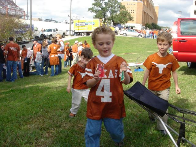 2004/11(Nov)/03(UT-Aggie-Game)/640x480_2004-11-26-Tailgating-UT-Aggies-12.JPG