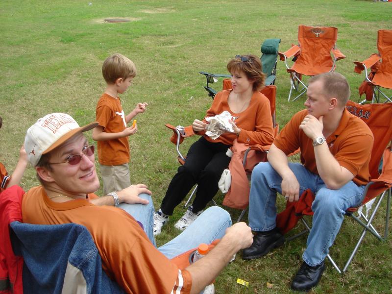 2004/11(Nov)/03(UT-Aggie-Game)/800x600_2004-11-26-Tailgating-UT-Aggies-11.JPG
