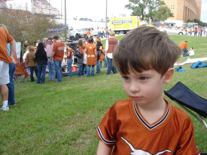 2004/11(Nov)/03(UT-Aggie-Game)/800x600_2004-11-26-Tailgating-UT-Aggies-16.JPG