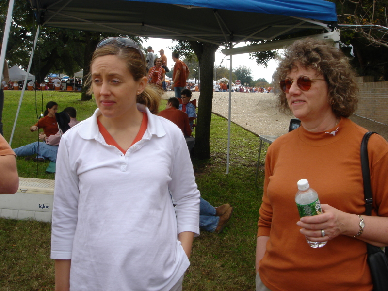 2004/11(Nov)/03(UT-Aggie-Game)/800x600_2004-11-26-Tailgating-UT-Aggies-9.JPG