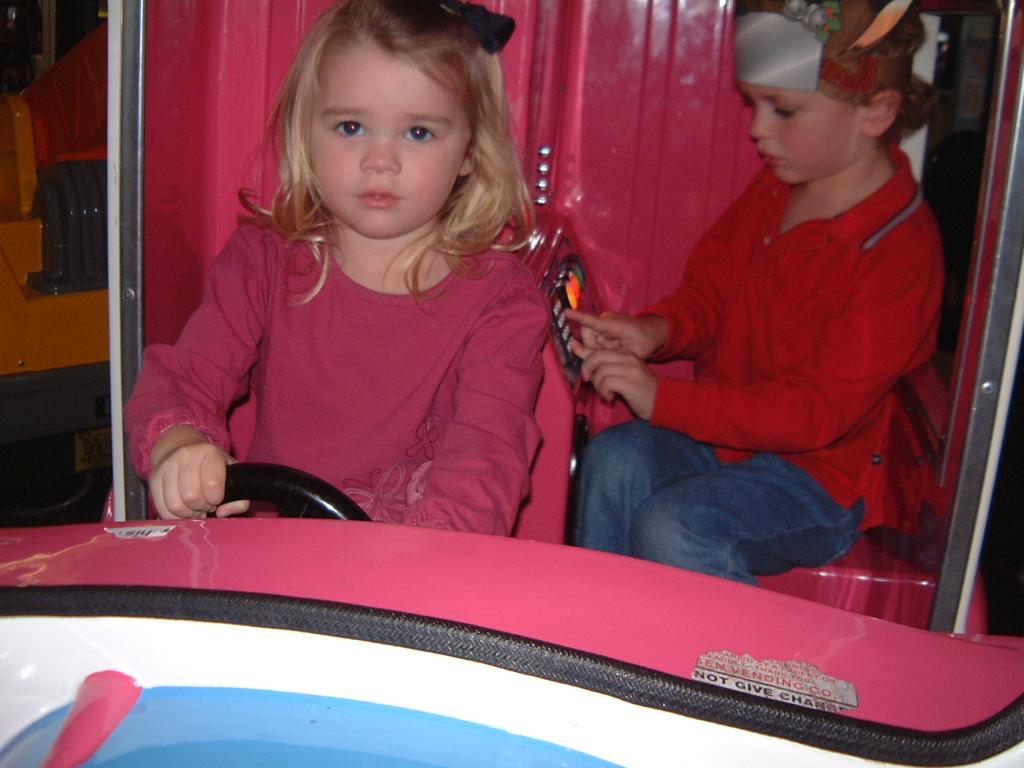 2004/12(Dec)/01(Mall-Fun-Vale-Kyla)/1024x768_2004-12-01-30.JPG