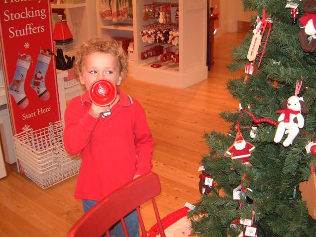 2004/12(Dec)/01(Mall-Fun-Vale-Kyla)/640x480_2004-12-01-13.JPG