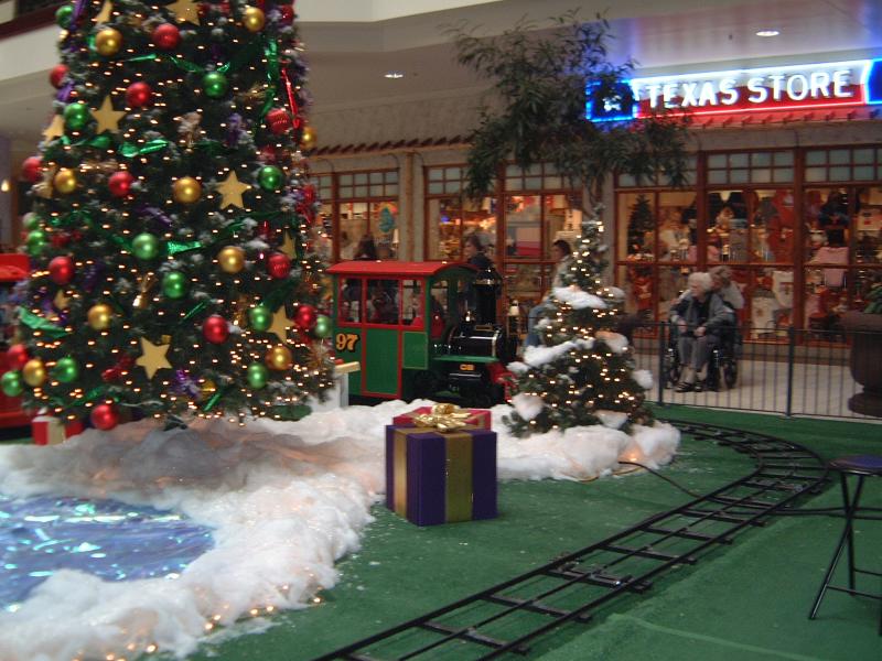 2004/12(Dec)/01(Mall-Fun-Vale-Kyla)/800x600_2004-12-01-05.JPG