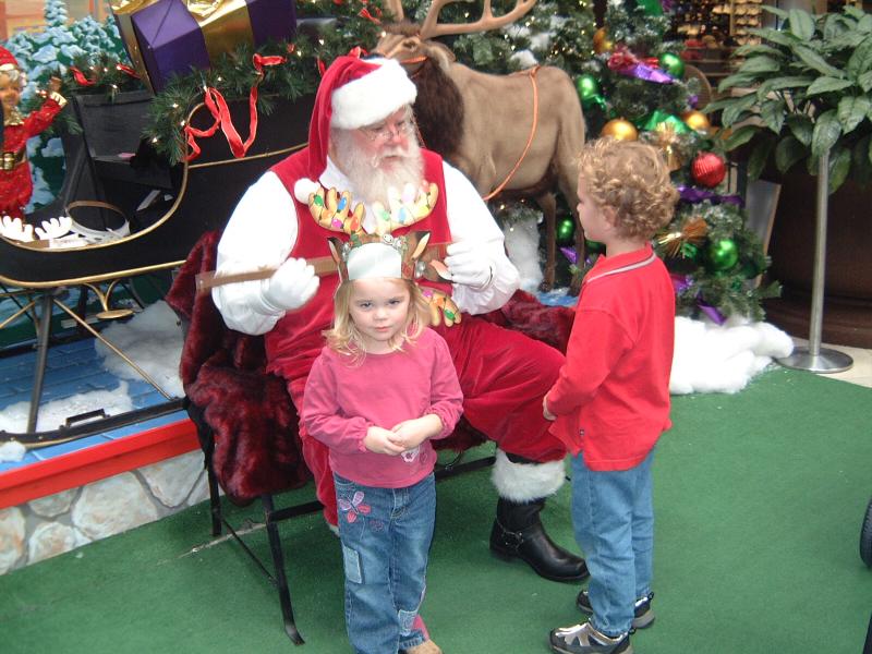 2004/12(Dec)/01(Mall-Fun-Vale-Kyla)/800x600_2004-12-01-24.JPG