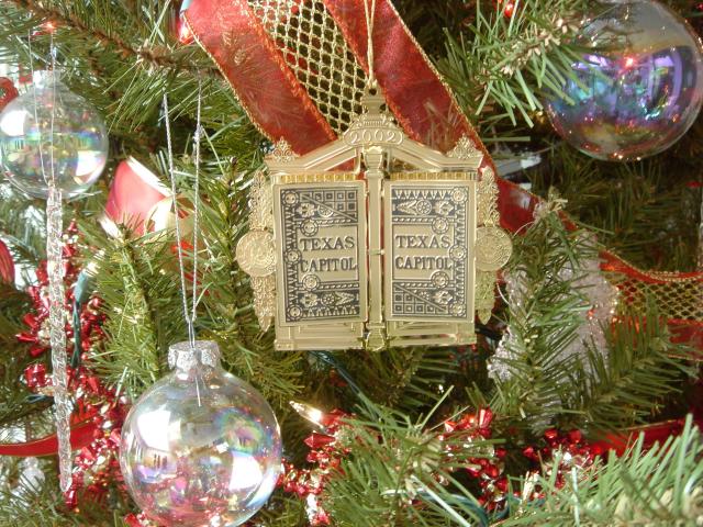 2004/12(Dec)/03(Christmas-Tree)/640x480_2004-12-10-Home-Tree-12.JPG