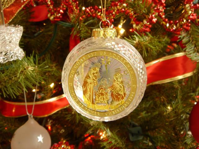 2004/12(Dec)/03(Christmas-Tree)/640x480_2004-12-10-Home-Tree-14.JPG