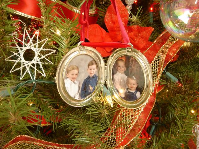 2004/12(Dec)/03(Christmas-Tree)/640x480_2004-12-10-Home-Tree-8.JPG