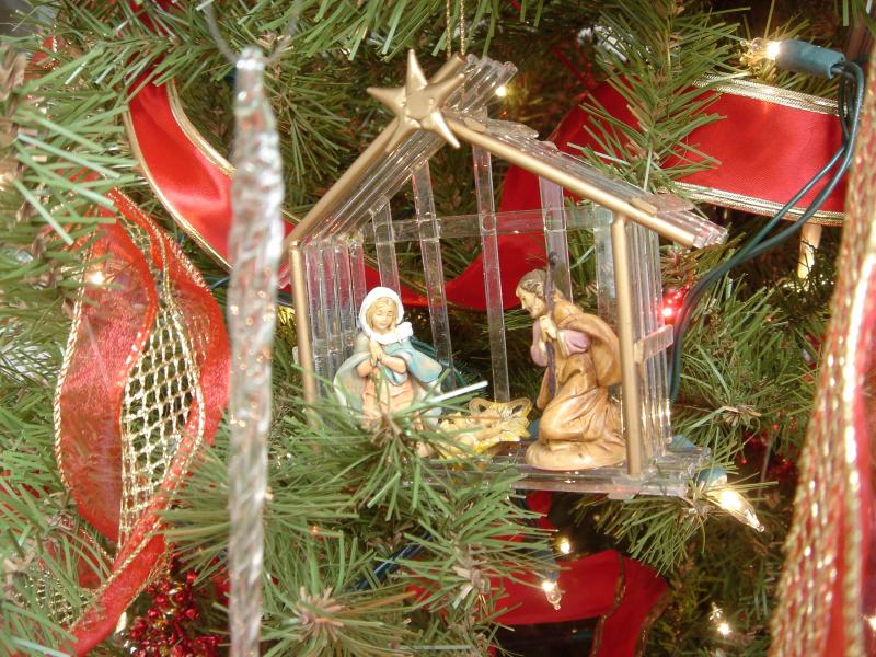 2004/12(Dec)/03(Christmas-Tree)/800x600_2004-12-10-Home-Tree-15.JPG