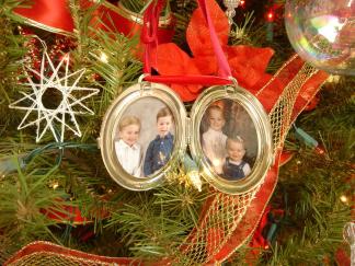 2004-12-10-Home-Tree-8.JPG