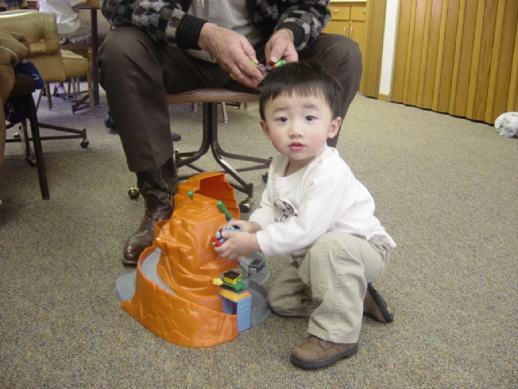 2004/12(Dec)/10(Scott-Barkmeier-Dodd-Christmas)/1024x768_2004-12-12-Jesse-1.JPG