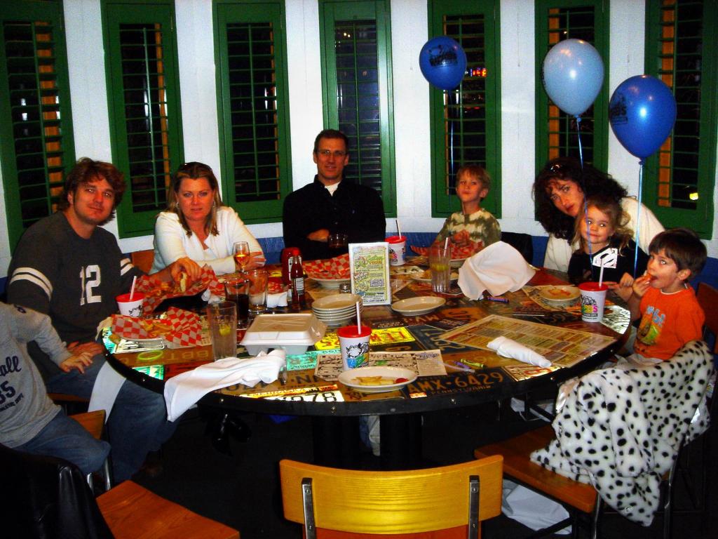 2005/01(Jan)/02(Misc)/1024x768_2005-01-13-Justins-BD-Dinner-01.JPG