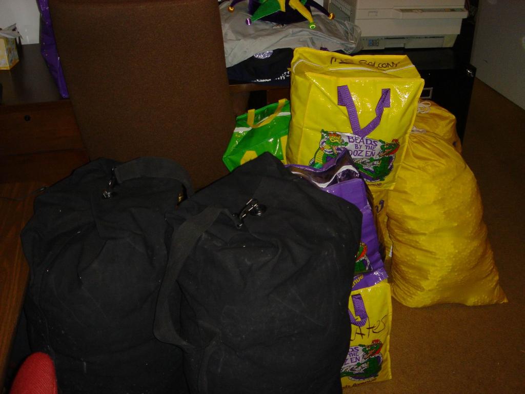 2005/02(Feb)/01(MardiGras)/1024x768_2005-02-03-Bead-Prep-02.JPG