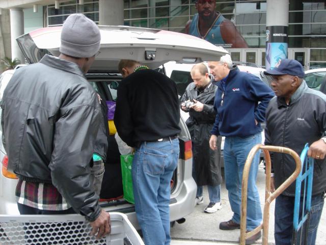 2005/02(Feb)/01(MardiGras)/640x480_2005-02-03-Bead-Prep-03.JPG