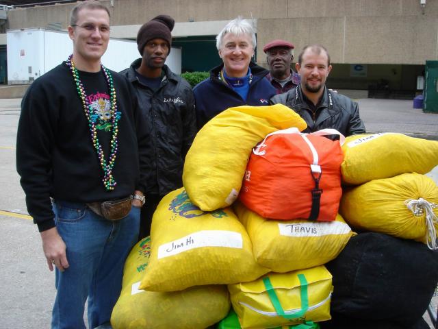2005/02(Feb)/01(MardiGras)/640x480_2005-02-03-Bead-Prep-04.JPG