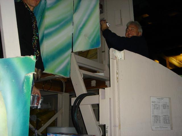 2005/02(Feb)/01(MardiGras)/640x480_2005-02-03-Bead-Prep-06.JPG